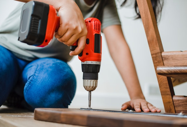 Človek pracuje s vŕtačkou