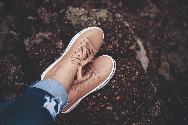 Žena má vyložené nohy na skale.jpg