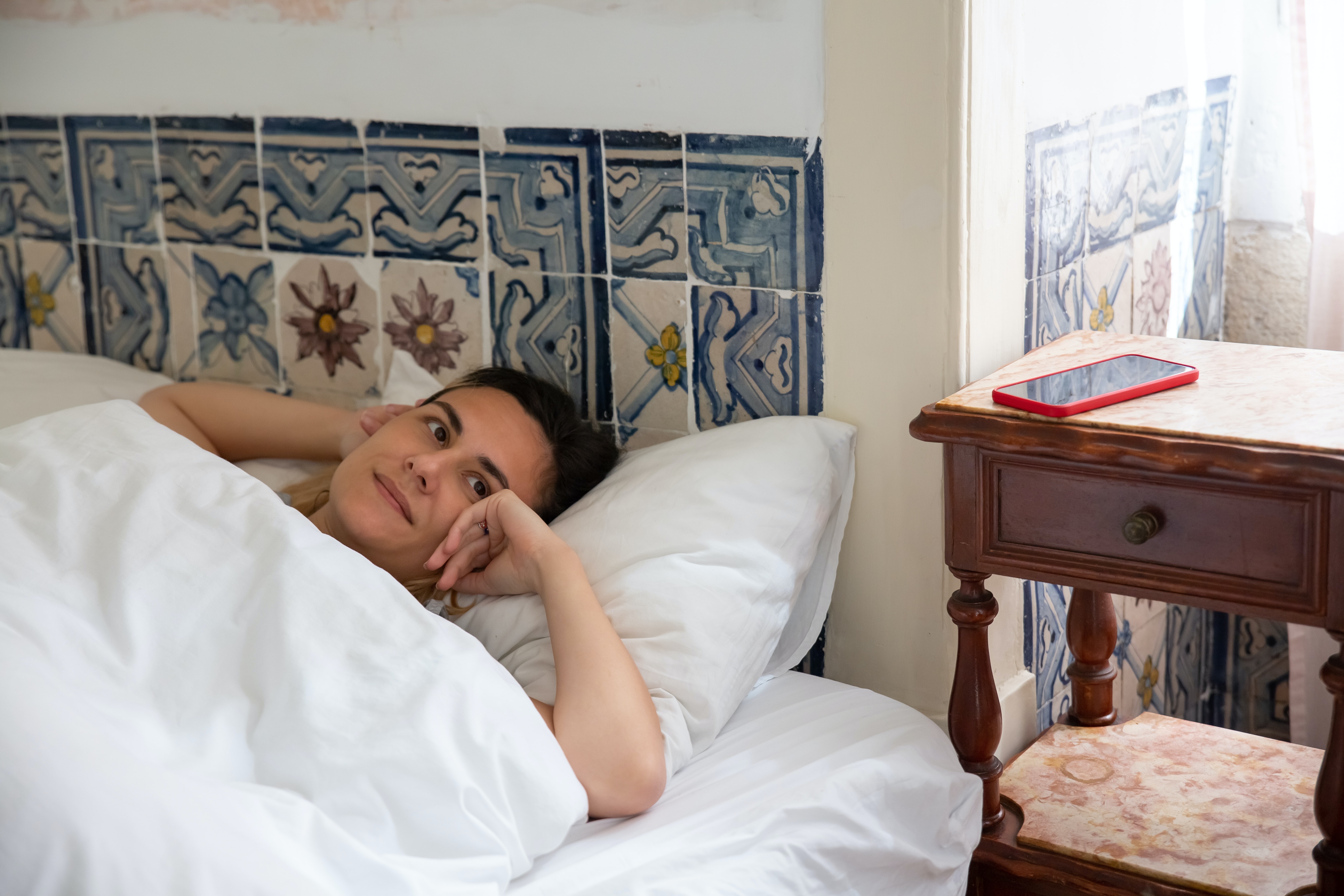 dievca v posteli s paplonom